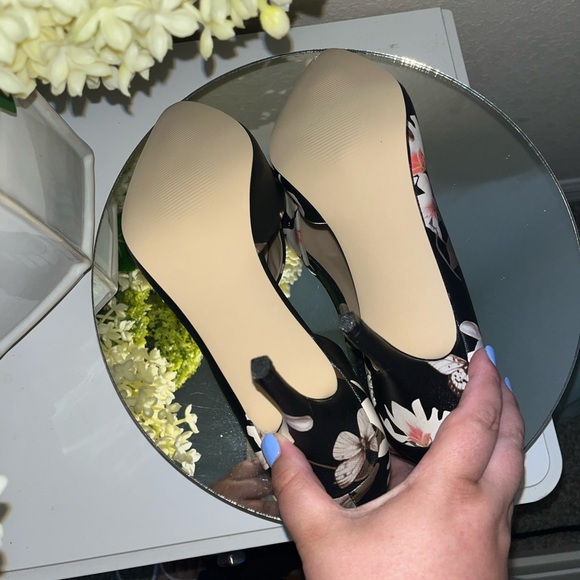 JustFab Raquell Women's Size 10 Black w/ White Flowers 3" D'Orsay Slip On Heels - Picture 7 of 11